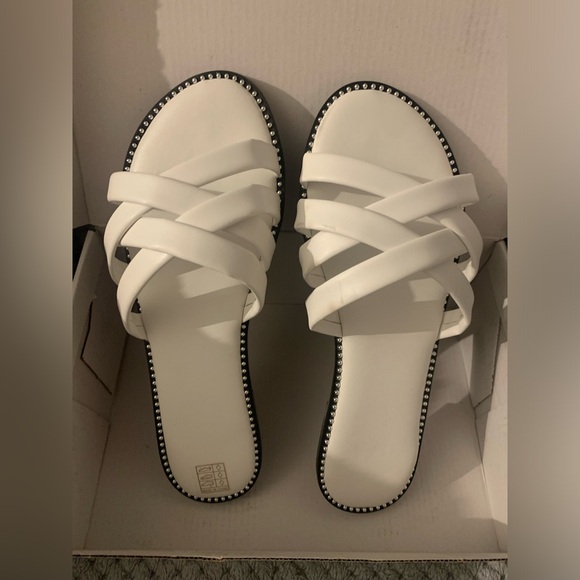 Women’s white sandal. Size 40 in European and a size 9 for USA. Brand new in box - Picture 2 of 5